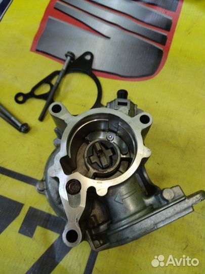 Вакумный насос Audi A4 седан 2.0 cdnc 2010