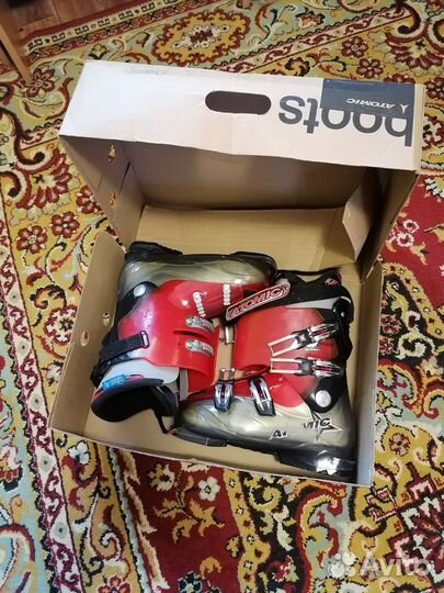 Горнолыжные ботинки atomic