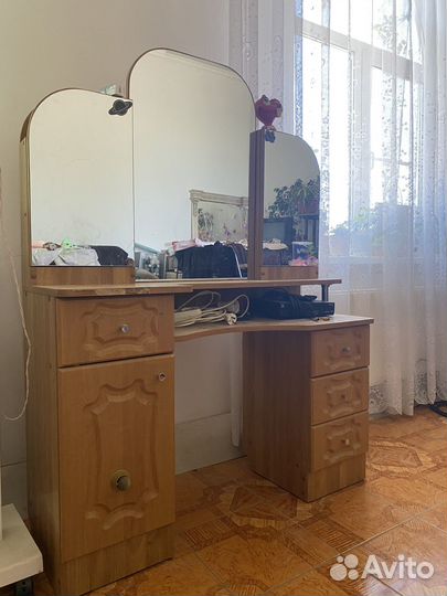 Трюмо с зеркалом бу