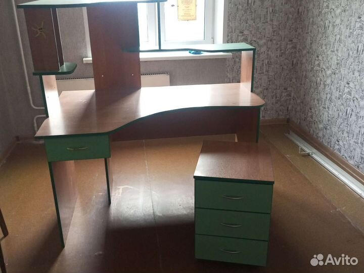 Письменный стол для школьника угловой бу