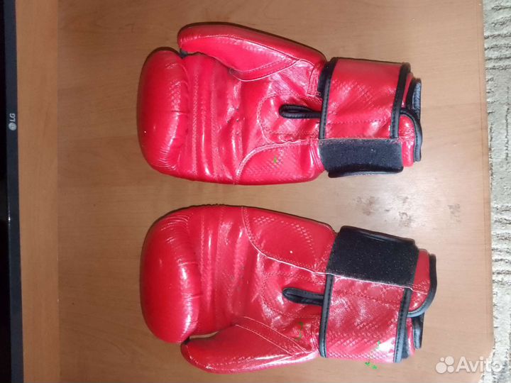 Боксерские перчатки и шлём