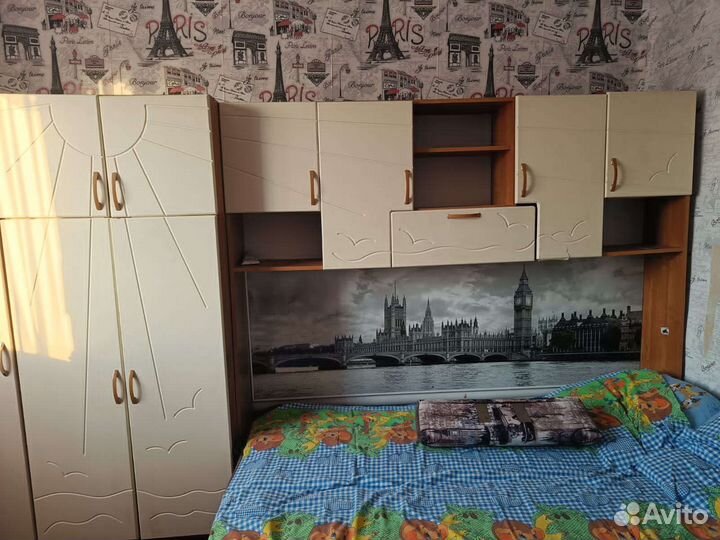 Стенка и детская кровать