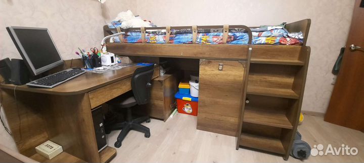 Детская кровать чердак со столом