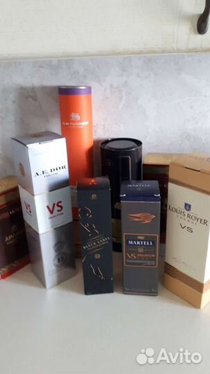 Коробки с пустыми бутылками