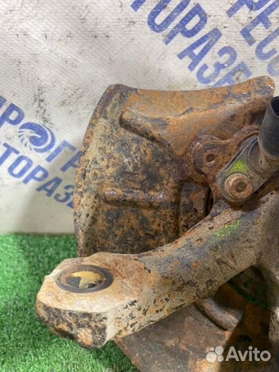 Поворотный кулак передний левый Skoda Octavia