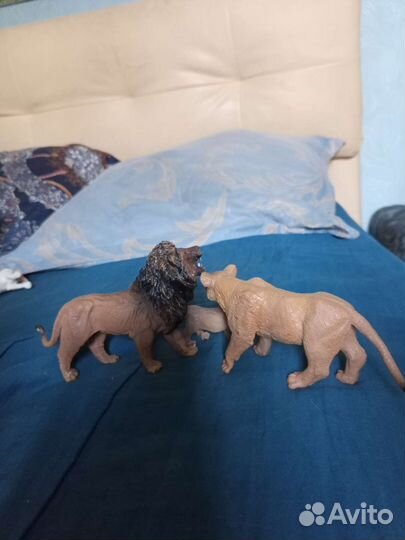 Фигурки львов и тигров