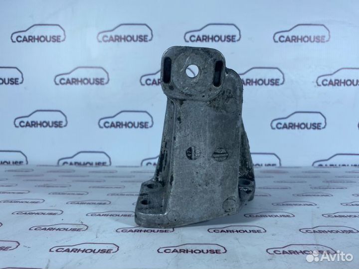 Кронштейн двигателя передний левый Audi A4 B5 1.8