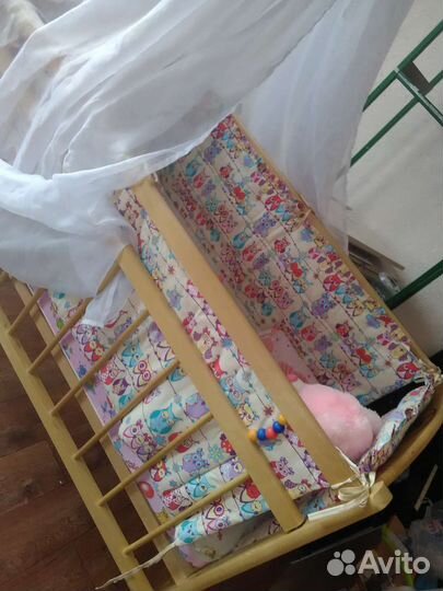 Детская кроватка на колесиках+ подарки