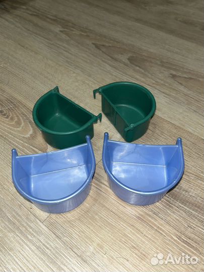 Пластиковая кормушка для попугая