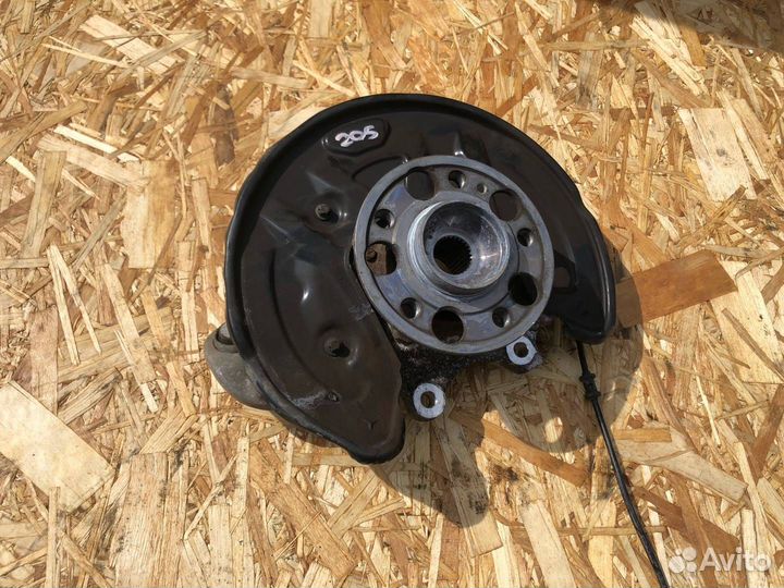 Кулак задний левый Mercedes-Benz C-Класс