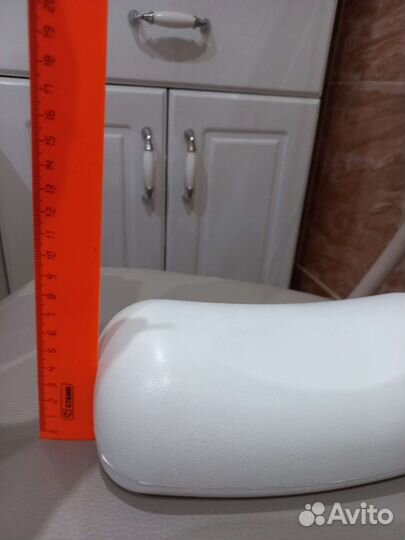 Подушка подголовник для ванны на присосках