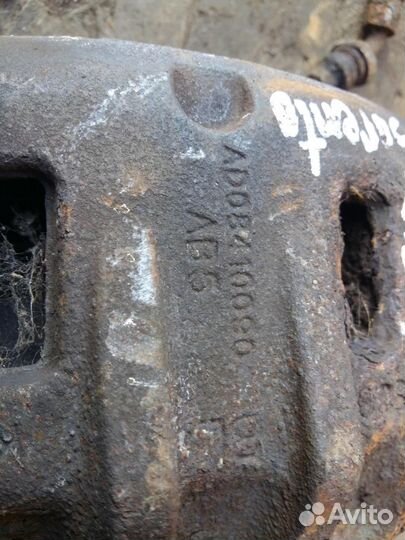 Суппорт передний левый Kia Sorento 2002-2009