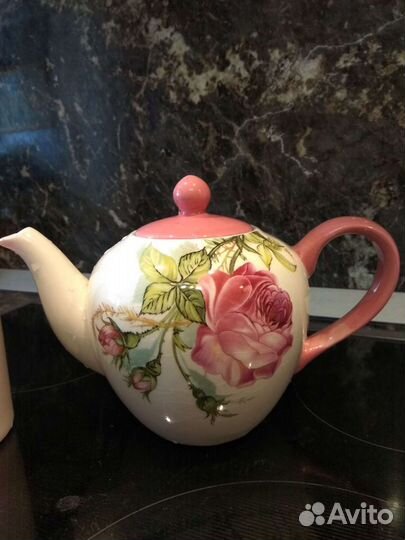 Заварочный чайник и сахарница