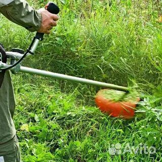 Покос травы триммером