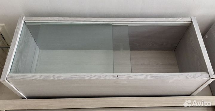 Полка книжная со стеклом