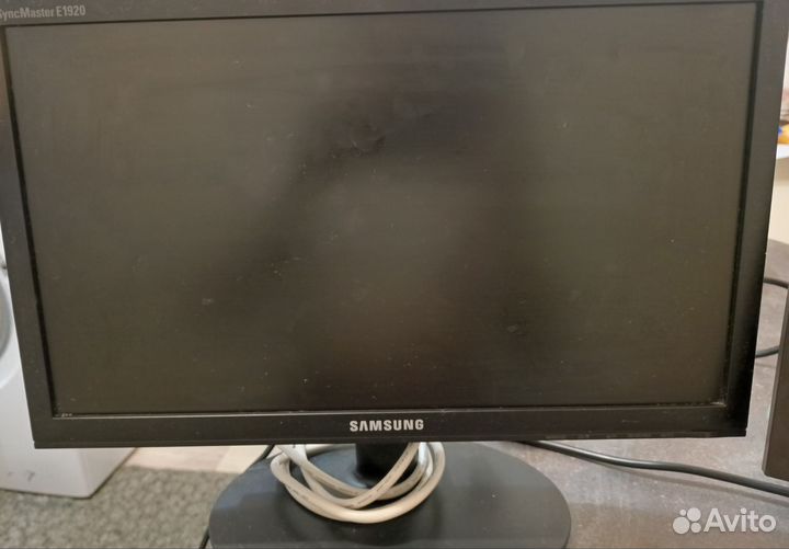 Монитор Samsung 19 дюймов (широкоформатный 16:9)