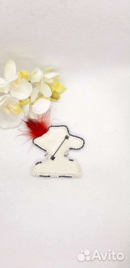 Брошь дама в шляпе с пером