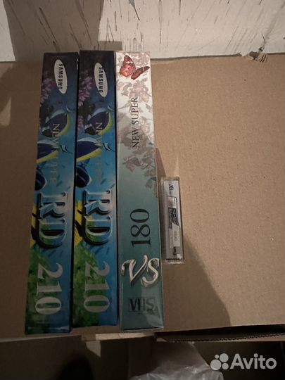 3 кассеты VHS и 1 для видеокамеры новые в пленке
