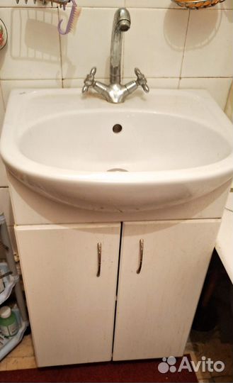 Раковина с тумбой и смесителем