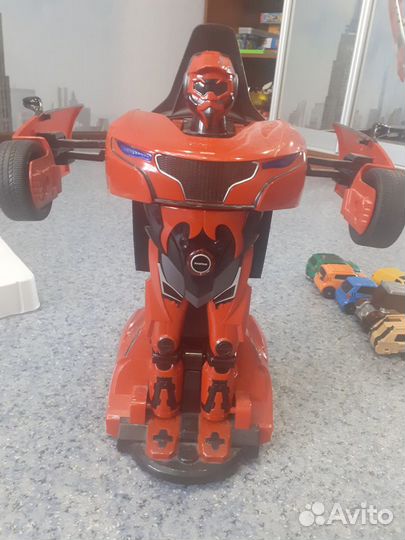 Робот-машина на пульте управления