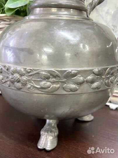 Оловянный кувшин на козьих ножках