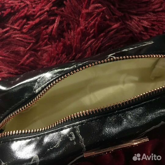 Мраморная косметичка и кисть для макияжа