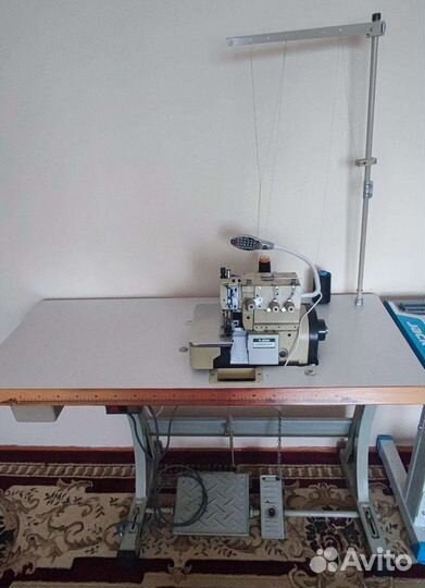 Швейная машина оверлок