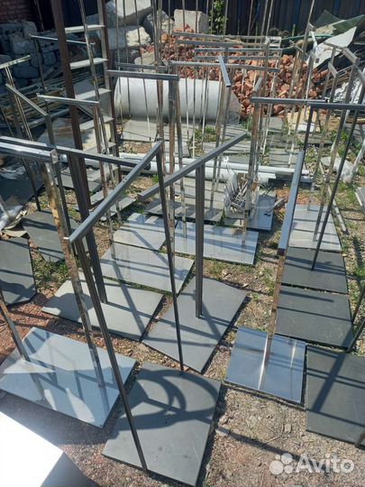 Вешалка для одежды напольная металлическая