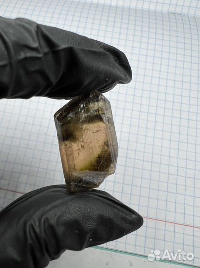 Кристалл полихромного турмалина