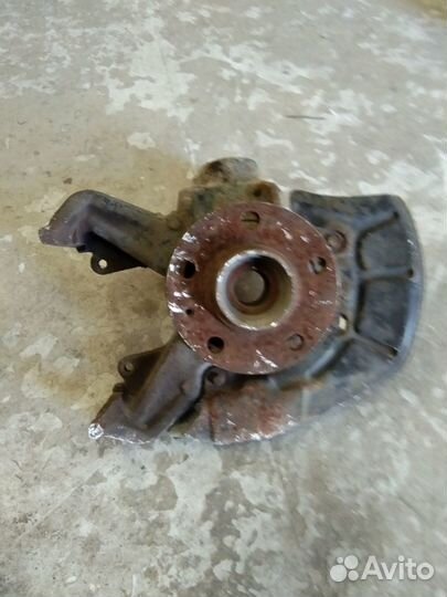 Кулаки поворотные передние Фольксваген Джетта 4