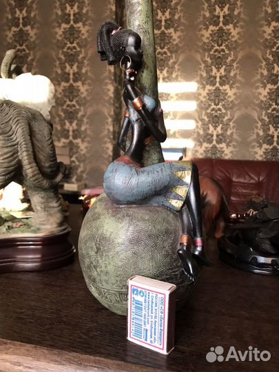 Статуэтка - кувшин