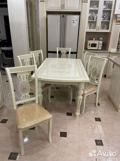 Стол и стулья в гостиную. В наличии