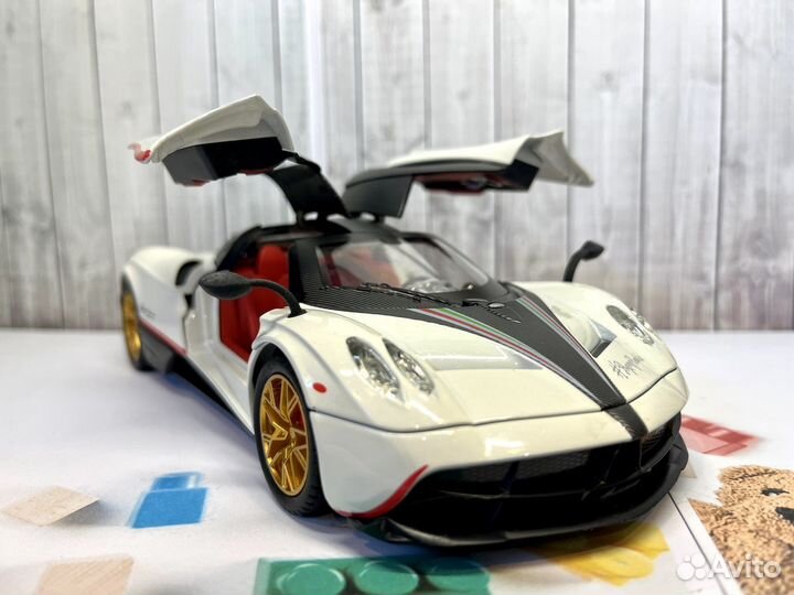 Pagani Huayra Roadster 1:24 металлическая машинка