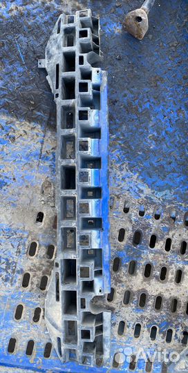 Передний усилитель бампера Hyundai Solaris