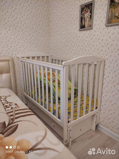 Детская кроватка с маятником и ящиком