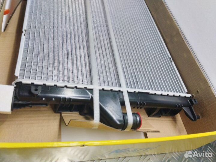 Радиатор охлаждения Renault Logan