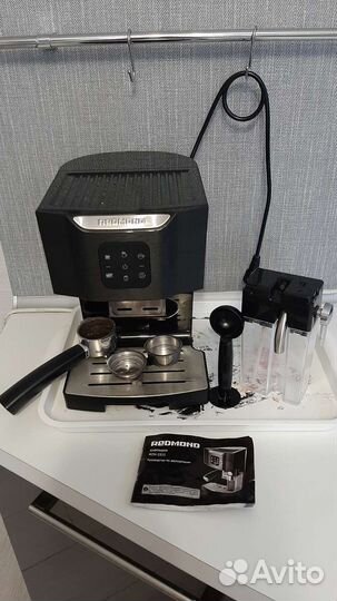 Кофеварка рожковая redmond RCM-1511 бу