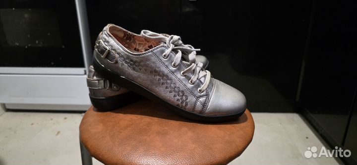 Кроссовки женские