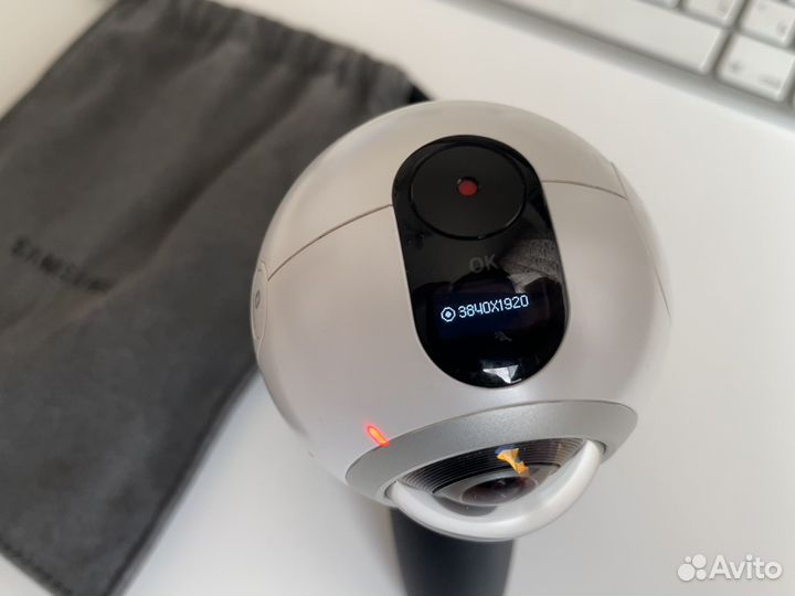 Панорамная видеокамера Samsung Gear360