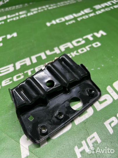 Кронштейн крыла Nissan Qashqai 2008