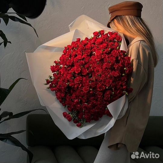 Букет их 75 красных кустовых роз