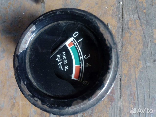 Манометр для измерения давления масла в двигателе