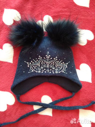 Зимняя шапка для девочки с помпонами