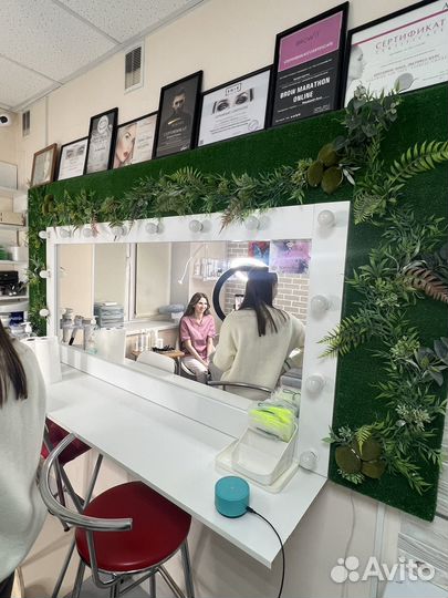 Гримерное зеркало с лампочками и полкой