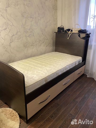 Компьютерный стол и кровать