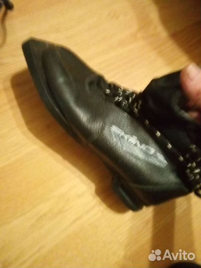 Лыжные ботинки 35 36 имеются к ним лыжи и палки