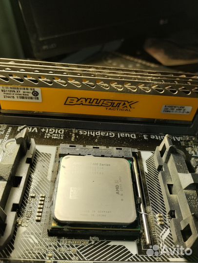 Материнская плата с процессором и памятью