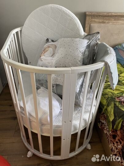 Детская кроватка с маятником круглая