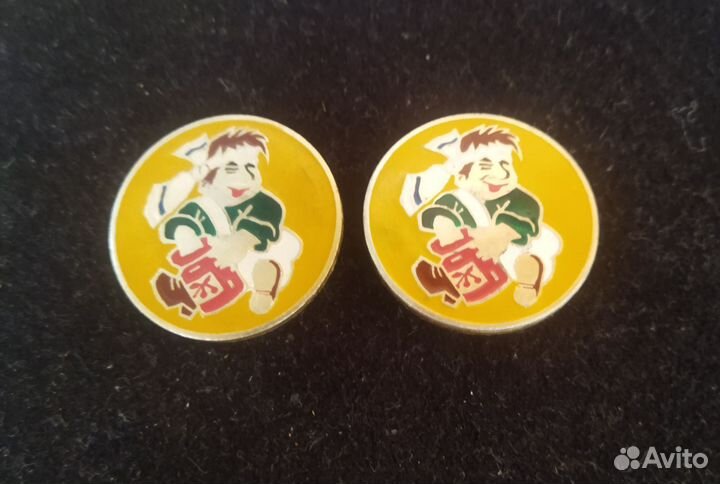 Значок СССР. Карлсон. Фон жёлтый