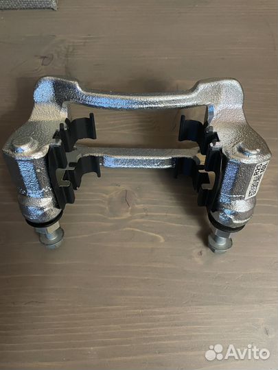 Скоба суппорта заднего Hyundai / KIA 582122s000